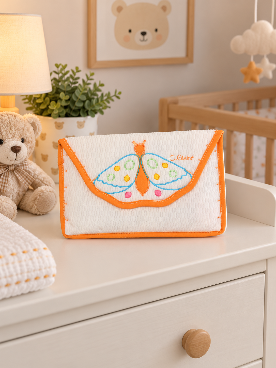 Bolsa para bebé branca com bordado de borboleta colorida e contornos laranja