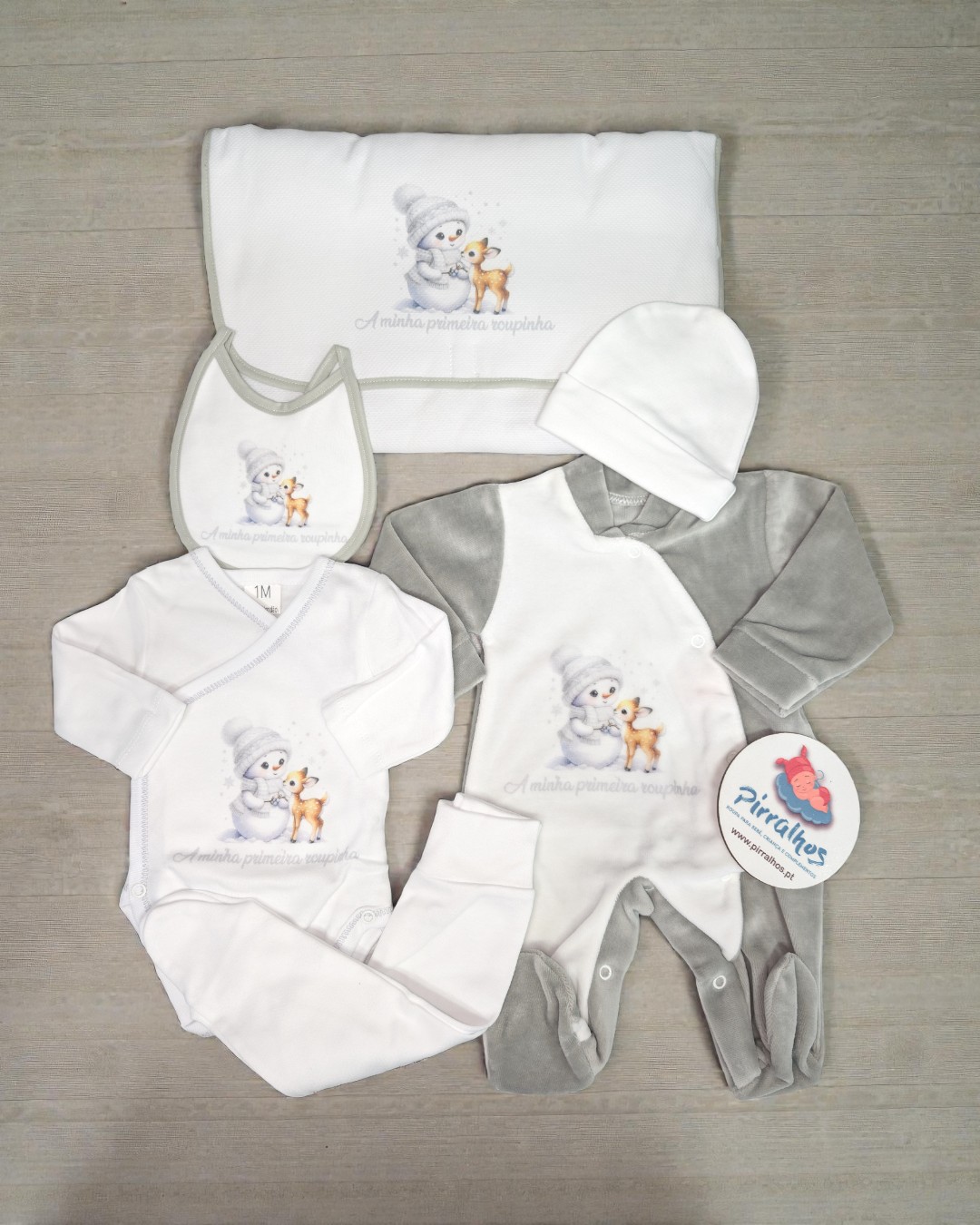 Conjunto de roupa de bebé com padrão de boneco de neve e veado em branco e cinzento