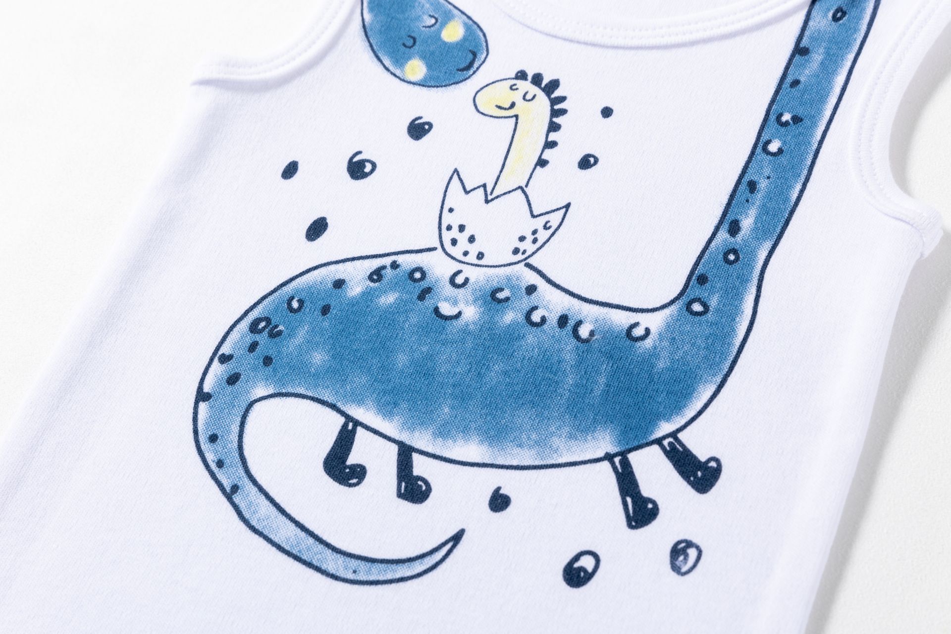 Body branco para bebé com desenho de dinossauros azul