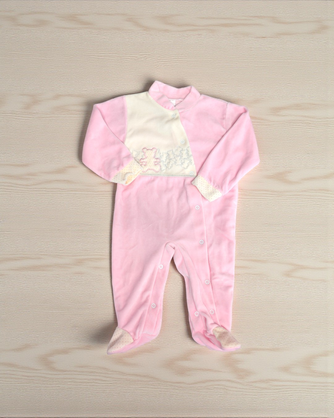 Pijama de bebé rosa com detalhes creme e bordados