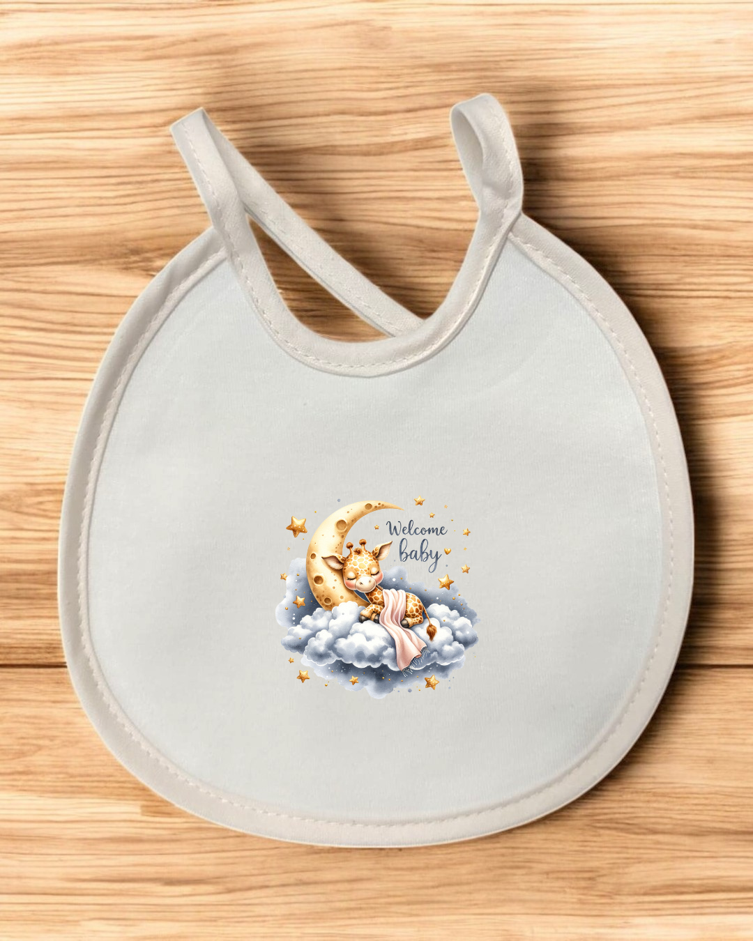 Babete branco com ilustração de girafa, lua e nuvem, com texto Welcome baby