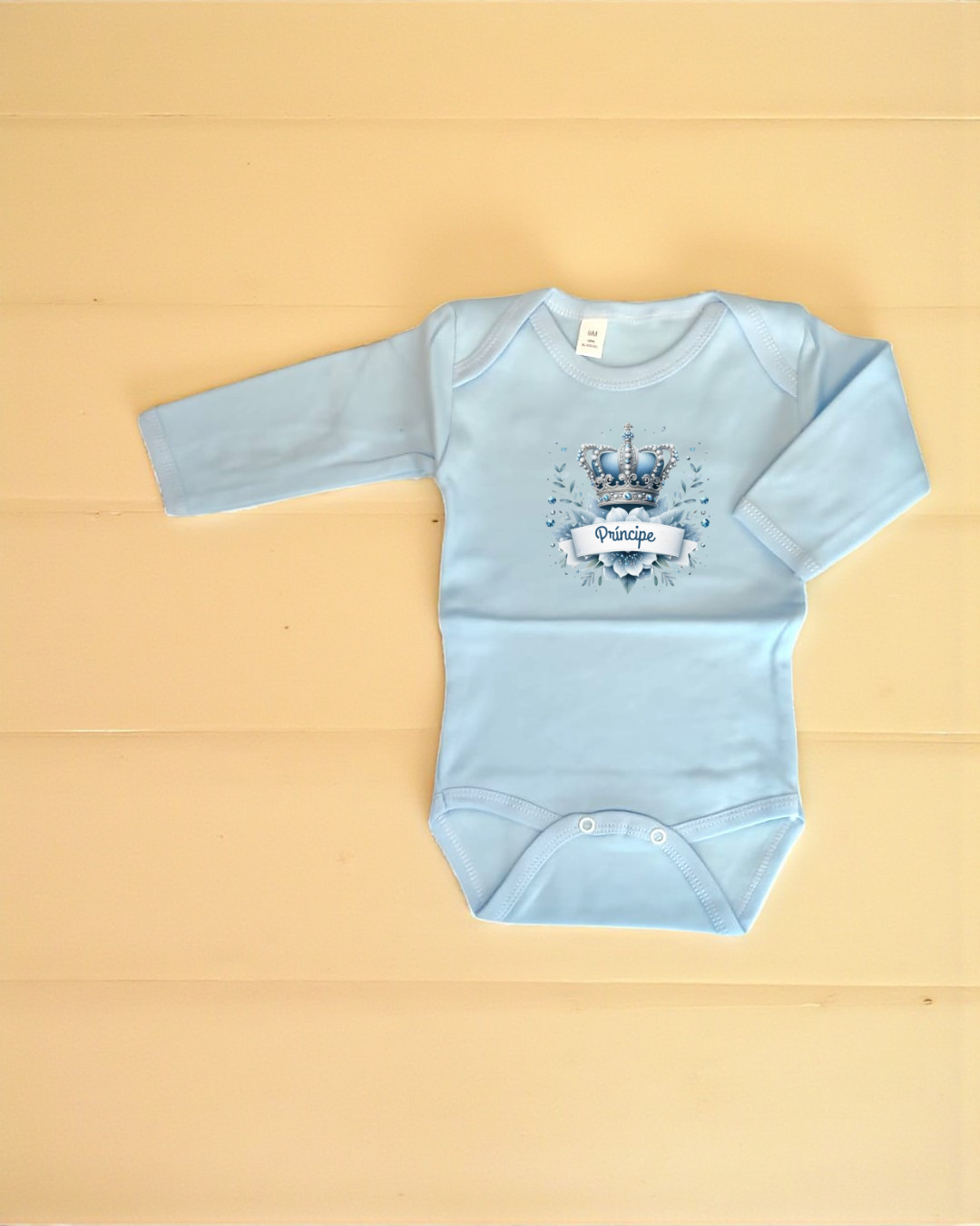 Body azul claro para bebé com estampado de coroa e texto Príncipe