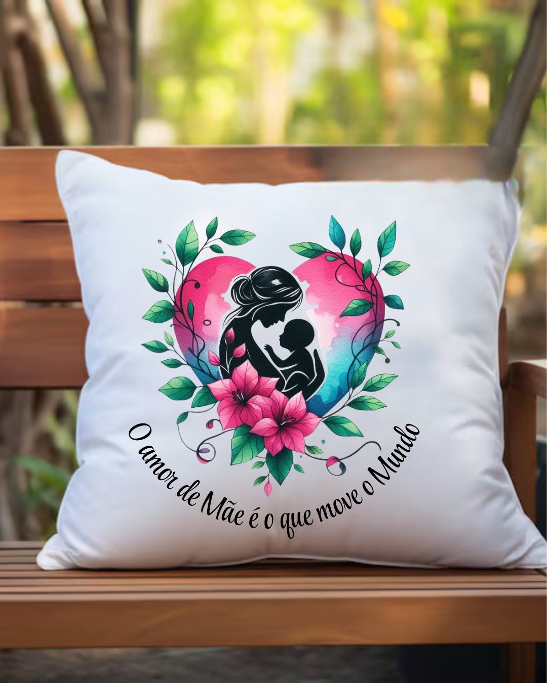 Almofada branca com estampa de mãe e filho dentro de coração colorido e texto em português.
