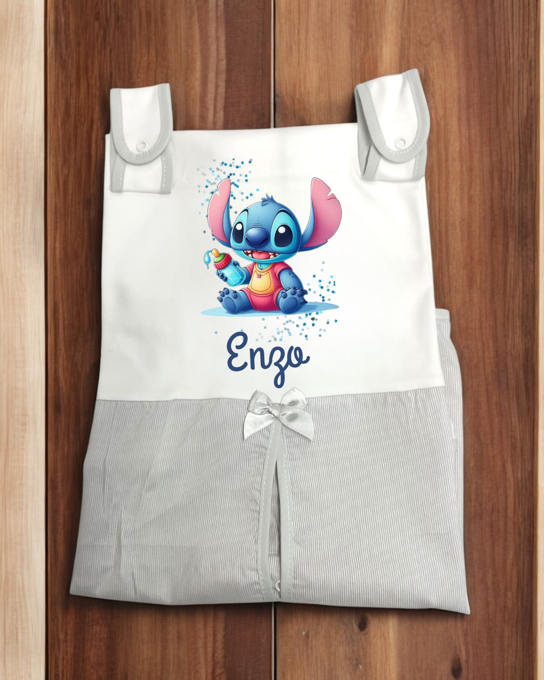Salopete de bebé branca e cinzenta com personagem Stitch e nome Enzo