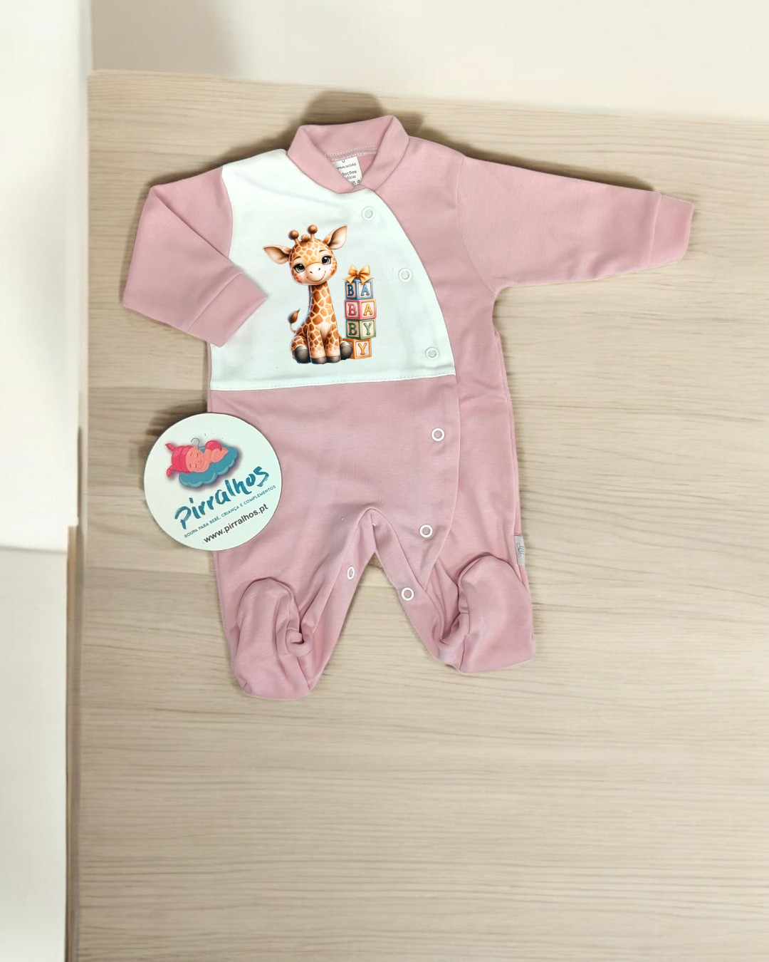 Macacão de bebé rosa e branco com estampa de girafa e blocos BABY