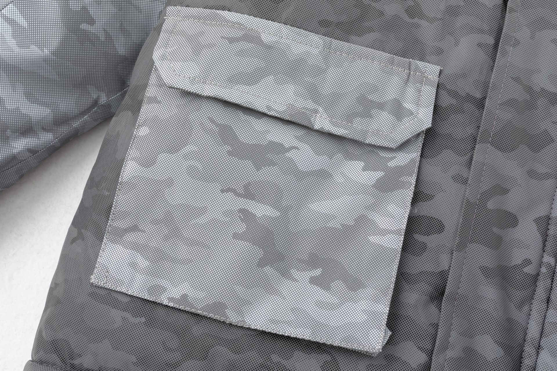 Bolso com aba em tecido camuflado cinzento