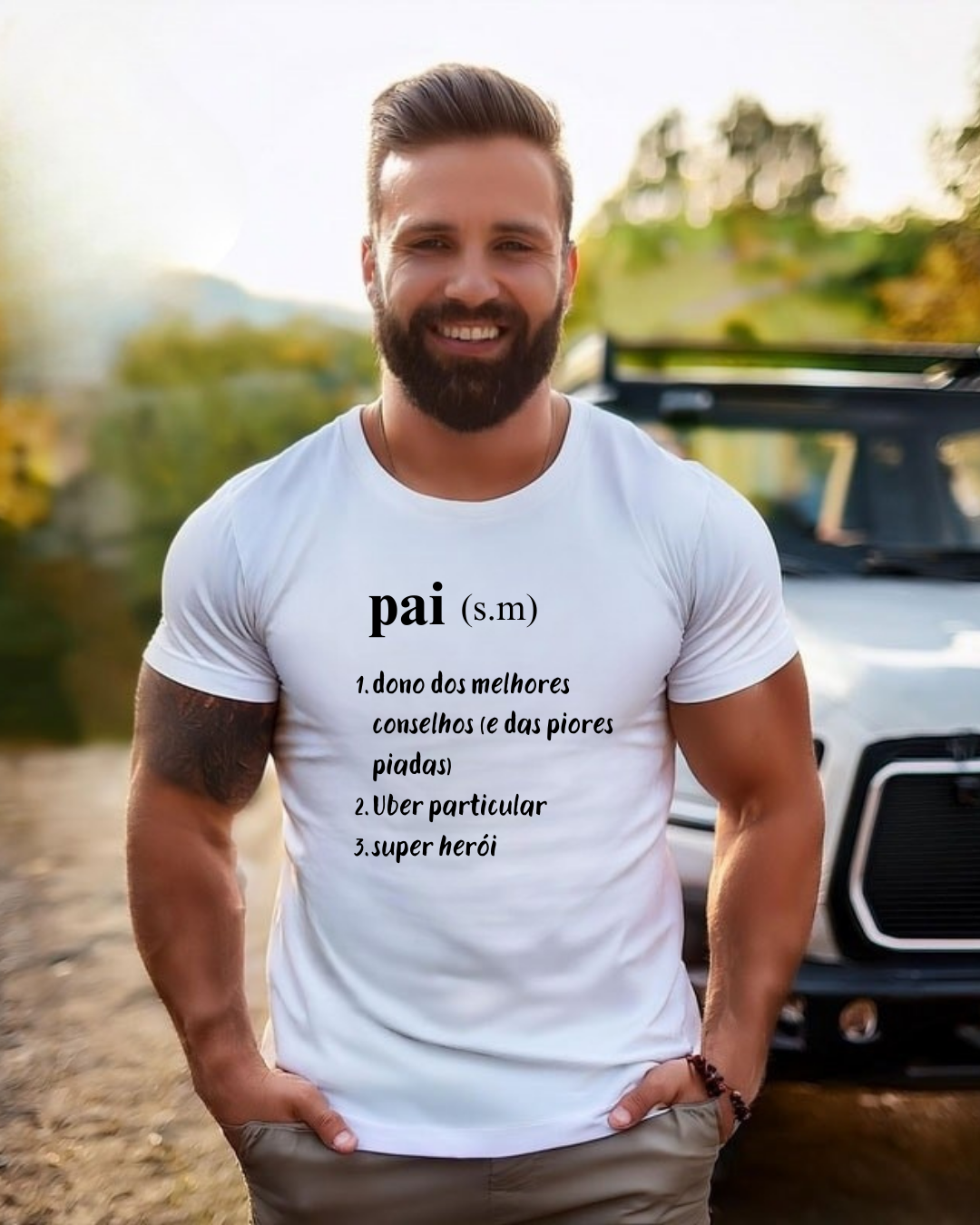 Homem com t-shirt branca com texto e veículo preto ao fundo