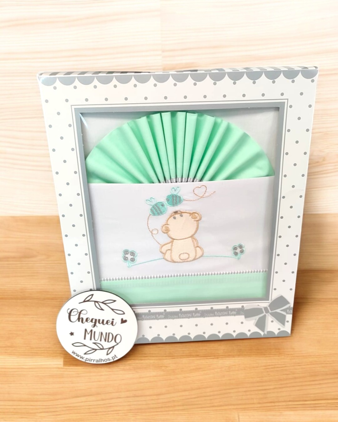 Conjunto roupa bebé verde e branca com bordado de urso em caixa decorada