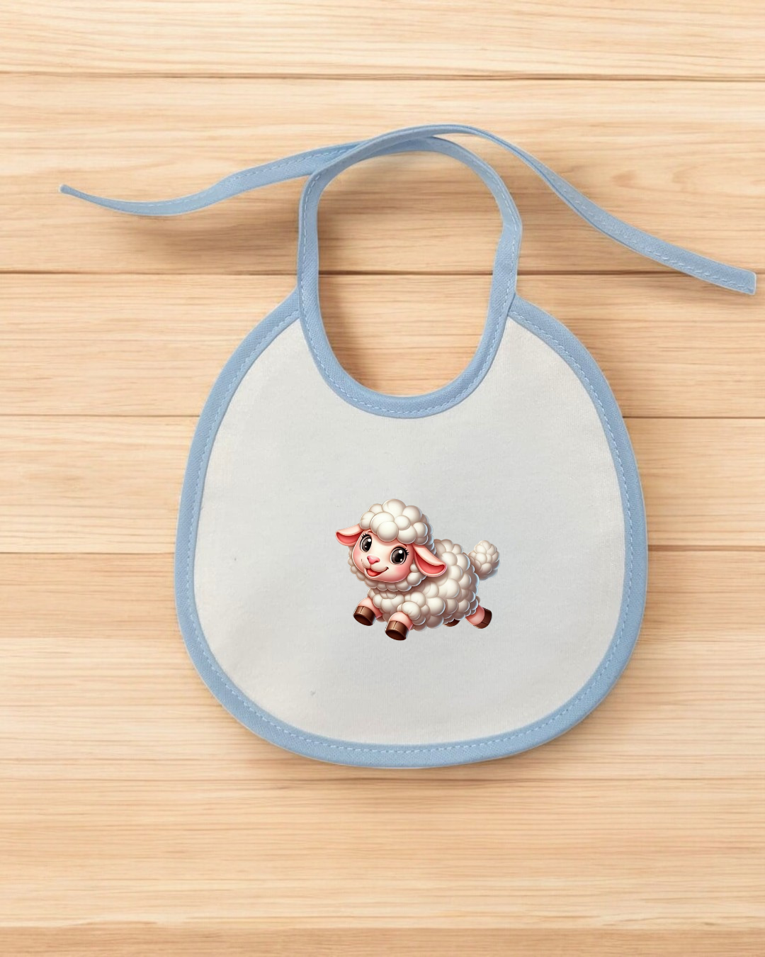 Babete branco com borda azul e estampa de carneirinho
