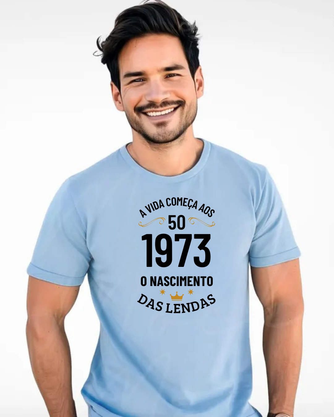 Homem a sorrir a usar uma camisola azul claro com texto impresso em preto e dourado.