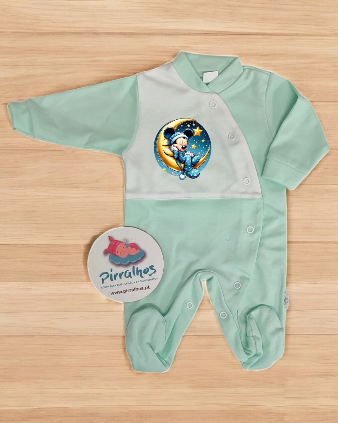 Macacão de bebé verde e branco com personagem estilo Mickey Mouse numa lua e etiqueta Pirralhos