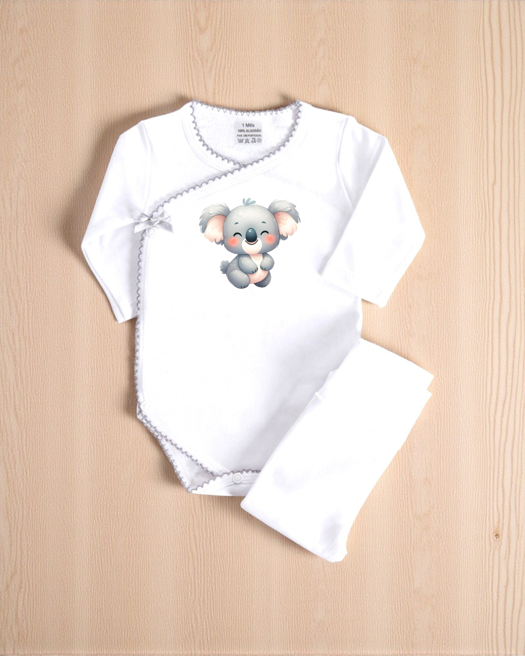 Body branco de bebé com desenho de coala cinzento e calças brancas