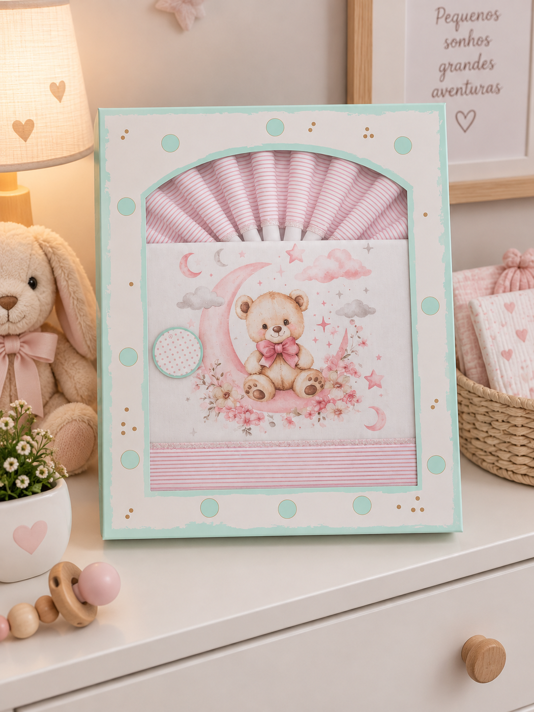 Caixa de roupa de bebê com ursinho e padrão listrado cor-de-rosa