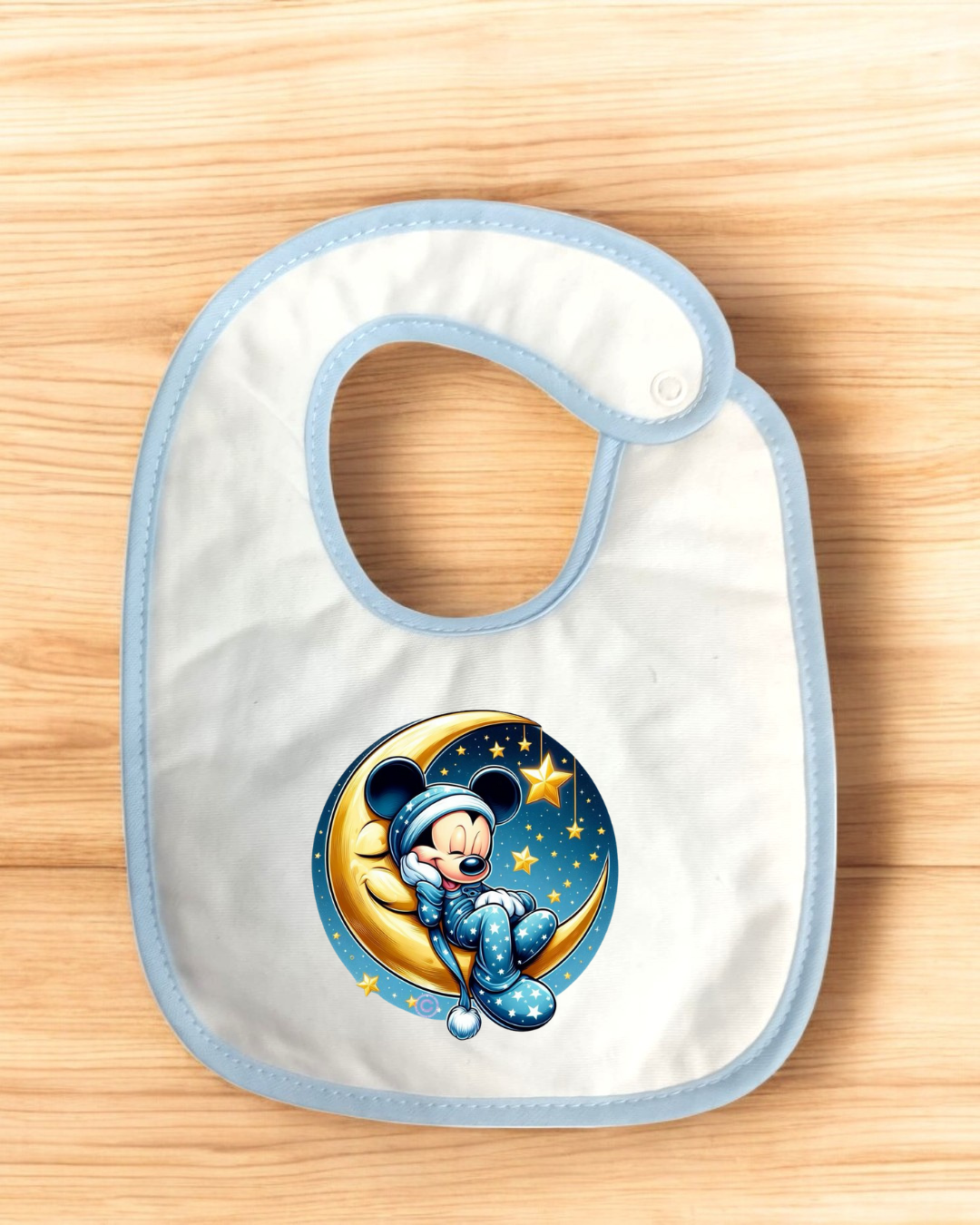 Babete branco com bordos azuis e estampa do Mickey Mouse na lua