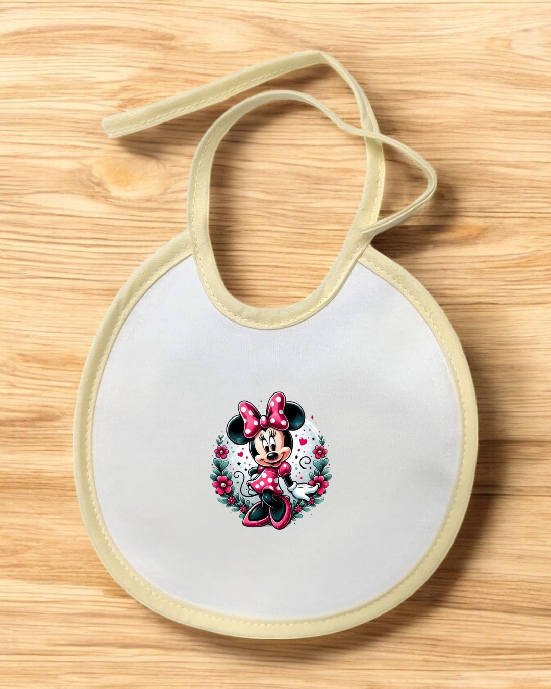 Babete branco com estampa da Minnie Mouse no centro
