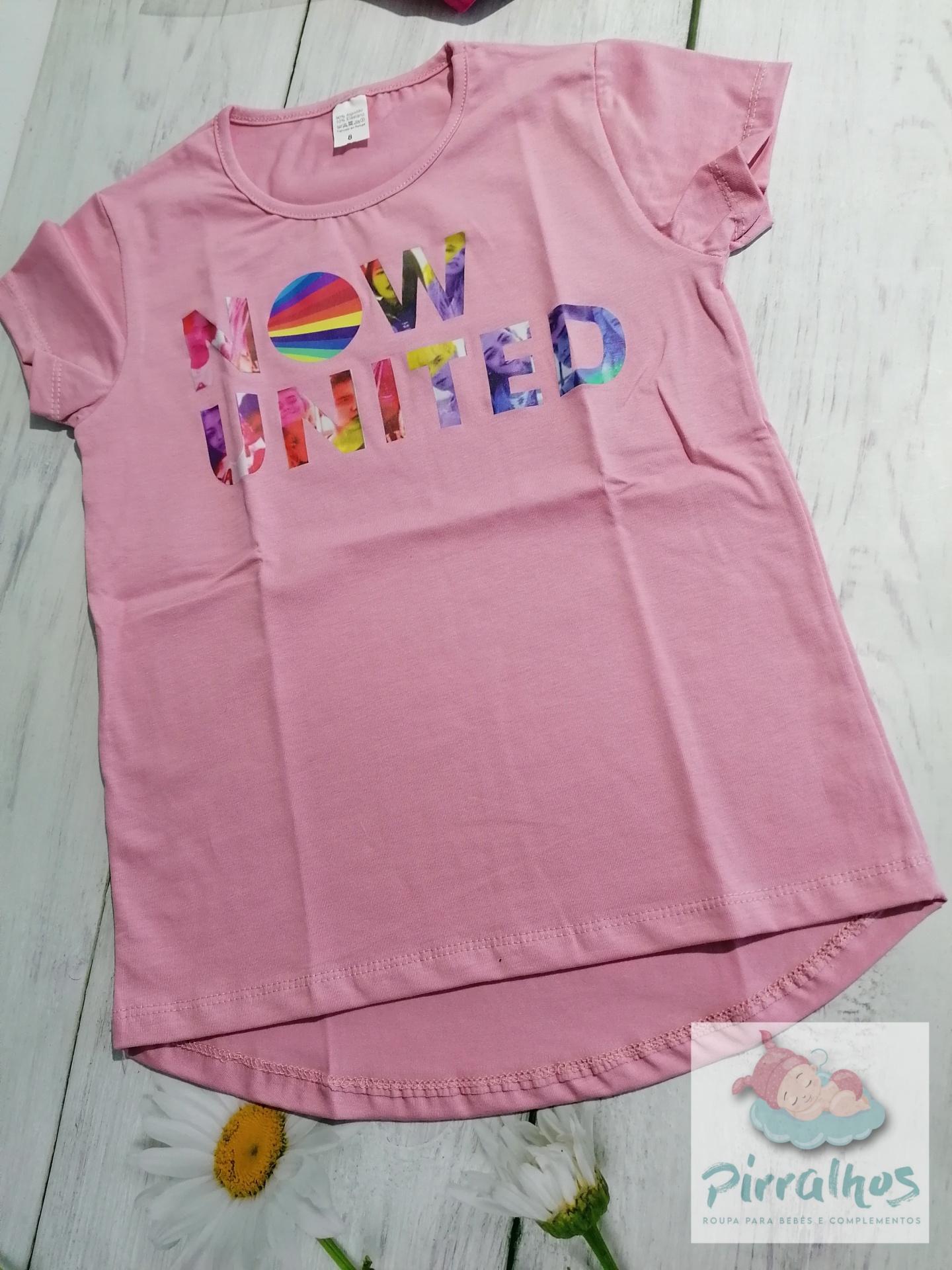 T-shirt rosa de criança com estampa NOW UNITED colorida