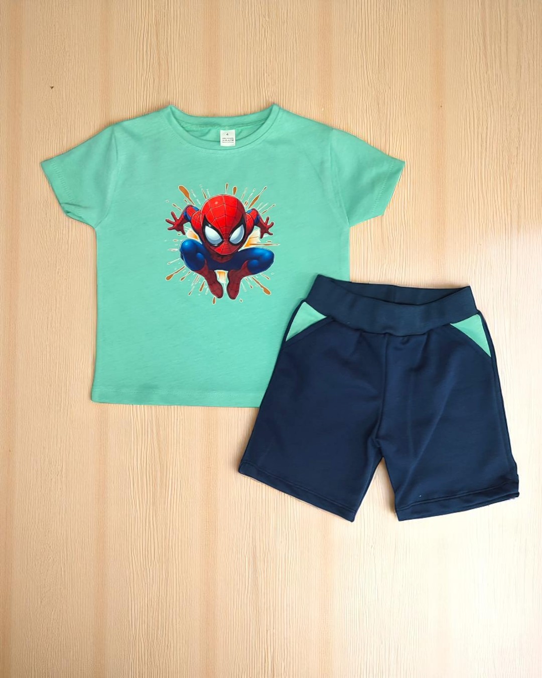 Conjunto infantil de t-shirt verde água com Homem-Aranha e calções azul escuro