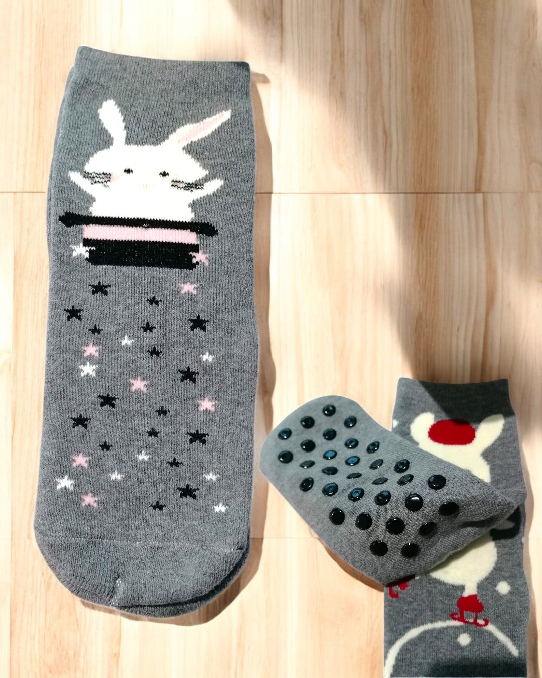 Meias cinzentas com desenhos de coelhos e estrelas, sola antiderrapante com pontos pretos
