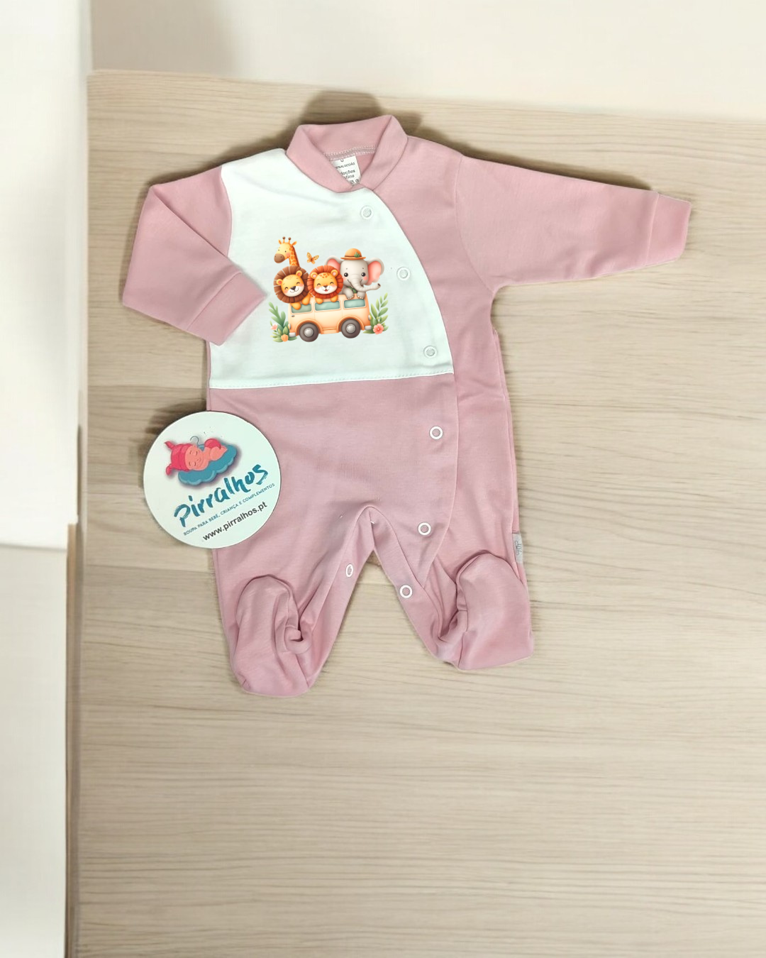 Macacão de bebé rosa com estampado de animais e botões