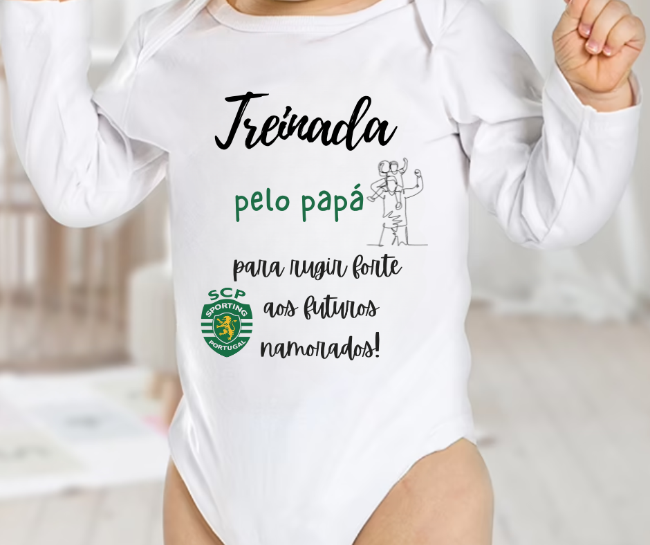 Body branco de bebé com texto e logo do SCP