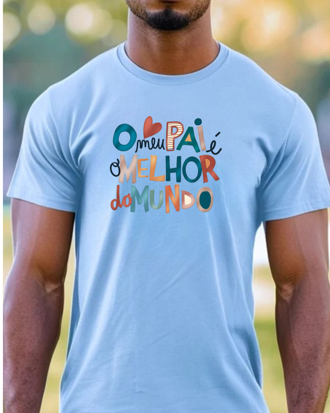 T-shirt azul clara com texto colorido 'O meu PAI é o MELHOR do MUNDO'
