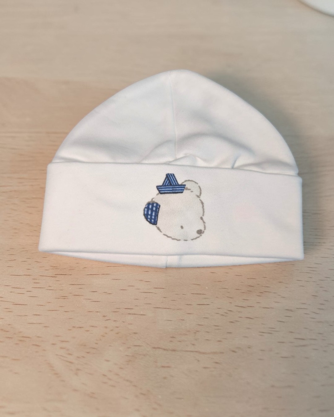 Gorro de bebé branco com bordado de urso com chapéu azul