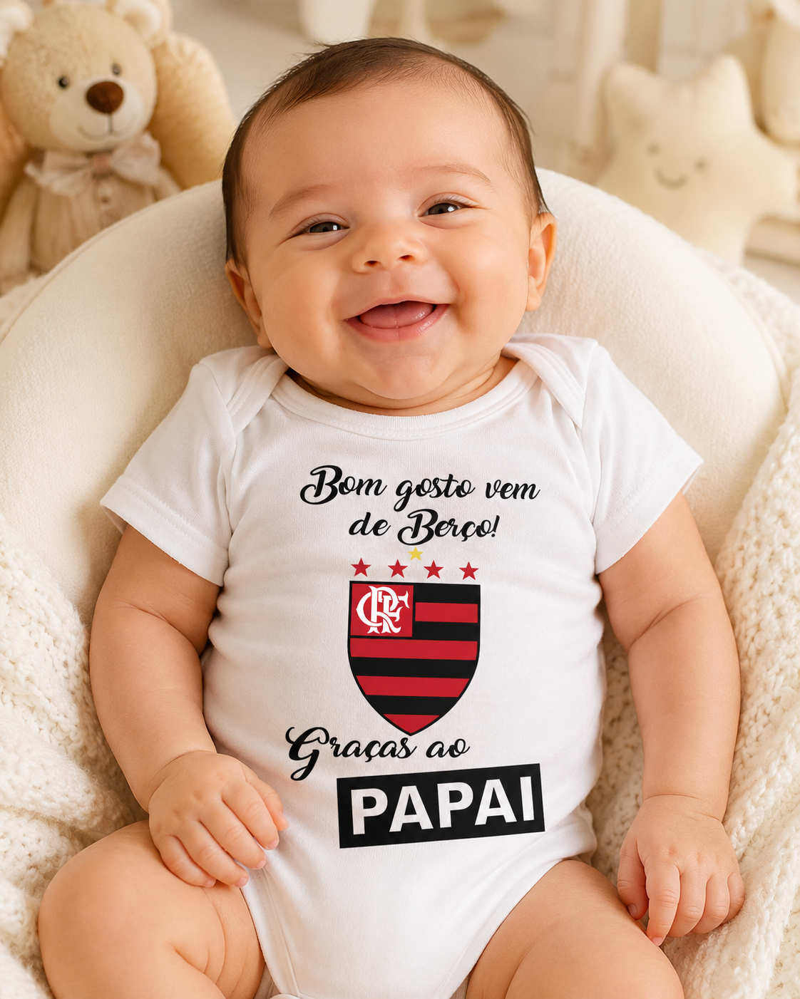 Body branco para bebé com estampa e texto em português.