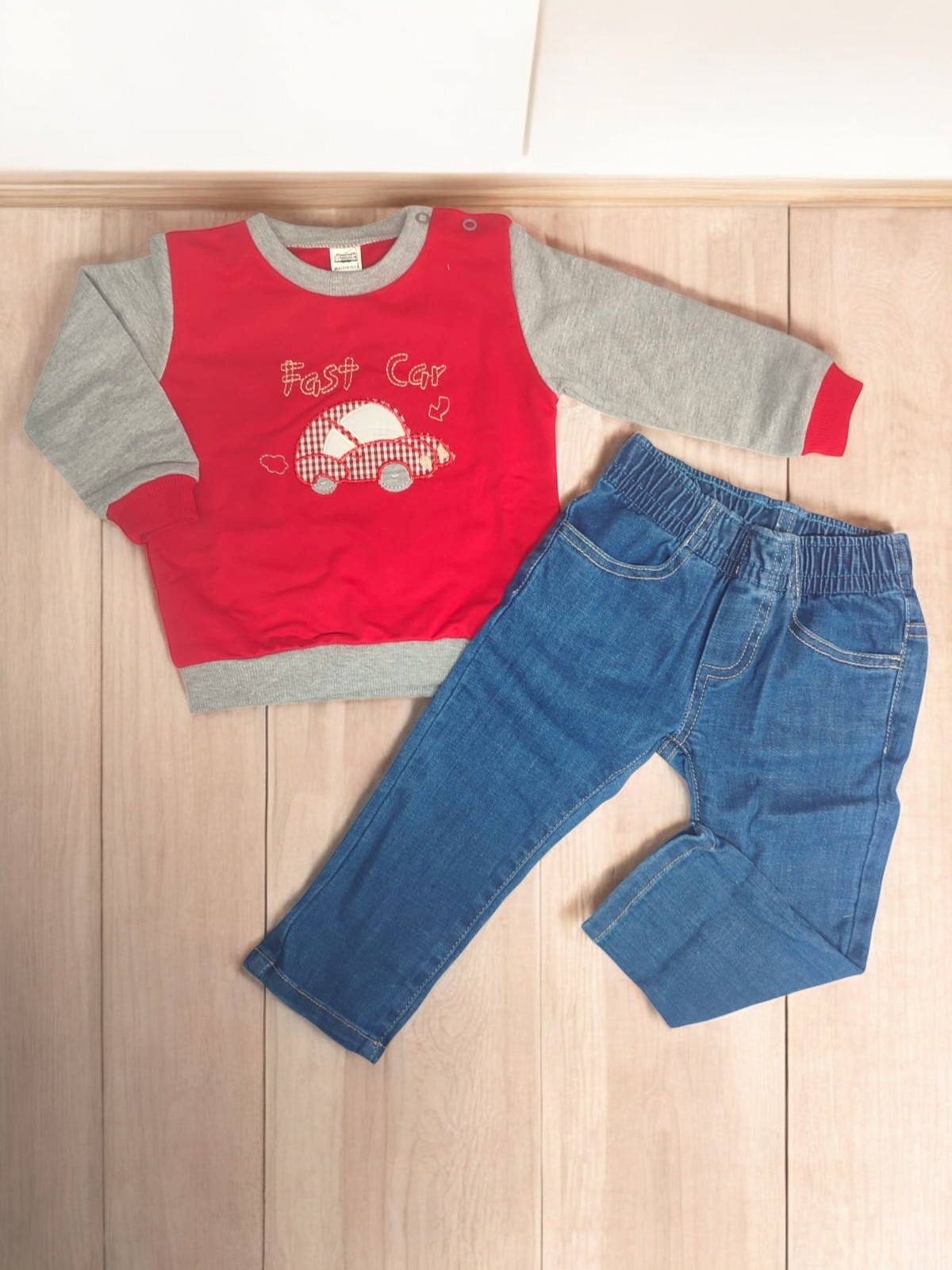 Conjunto infantil vermelho e cinza com calças azuis tipo jeans