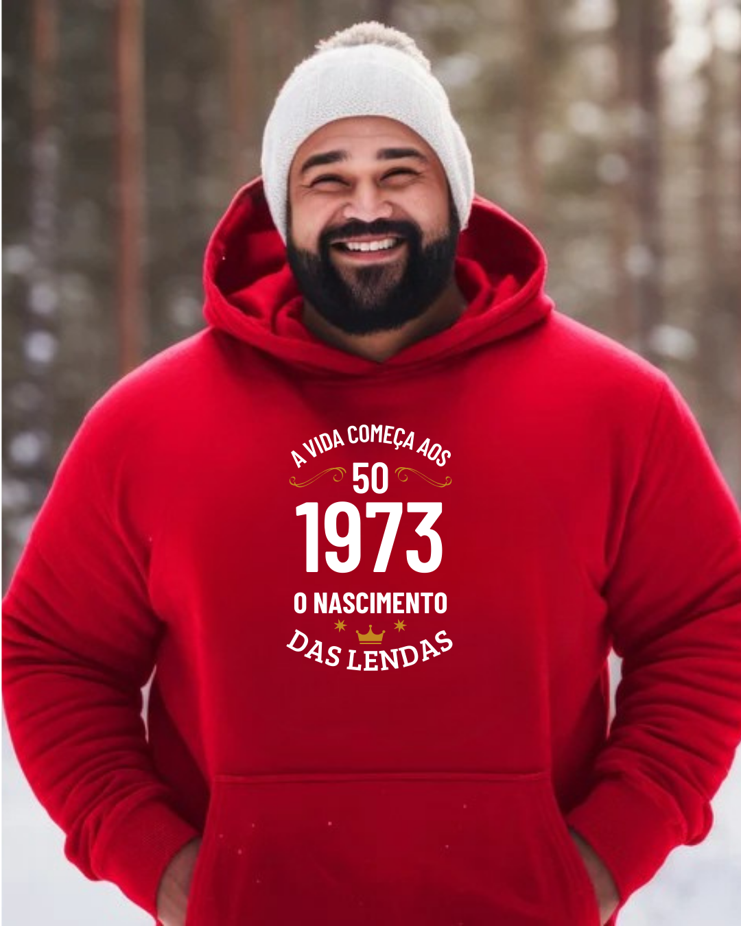 Homem sorridente com sweatshirt vermelha e texto branco em floresta nevada