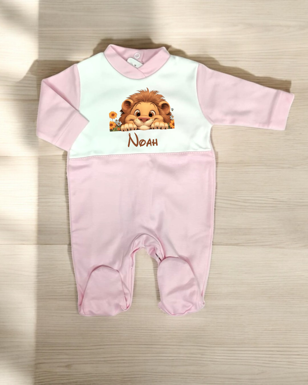 Macacão de bebé rosa e branco com leão desenhado e nome Noah