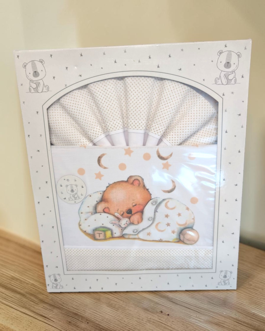 Conjunto de roupa de bebé com urso e estrelas em embalagem de cartão branco