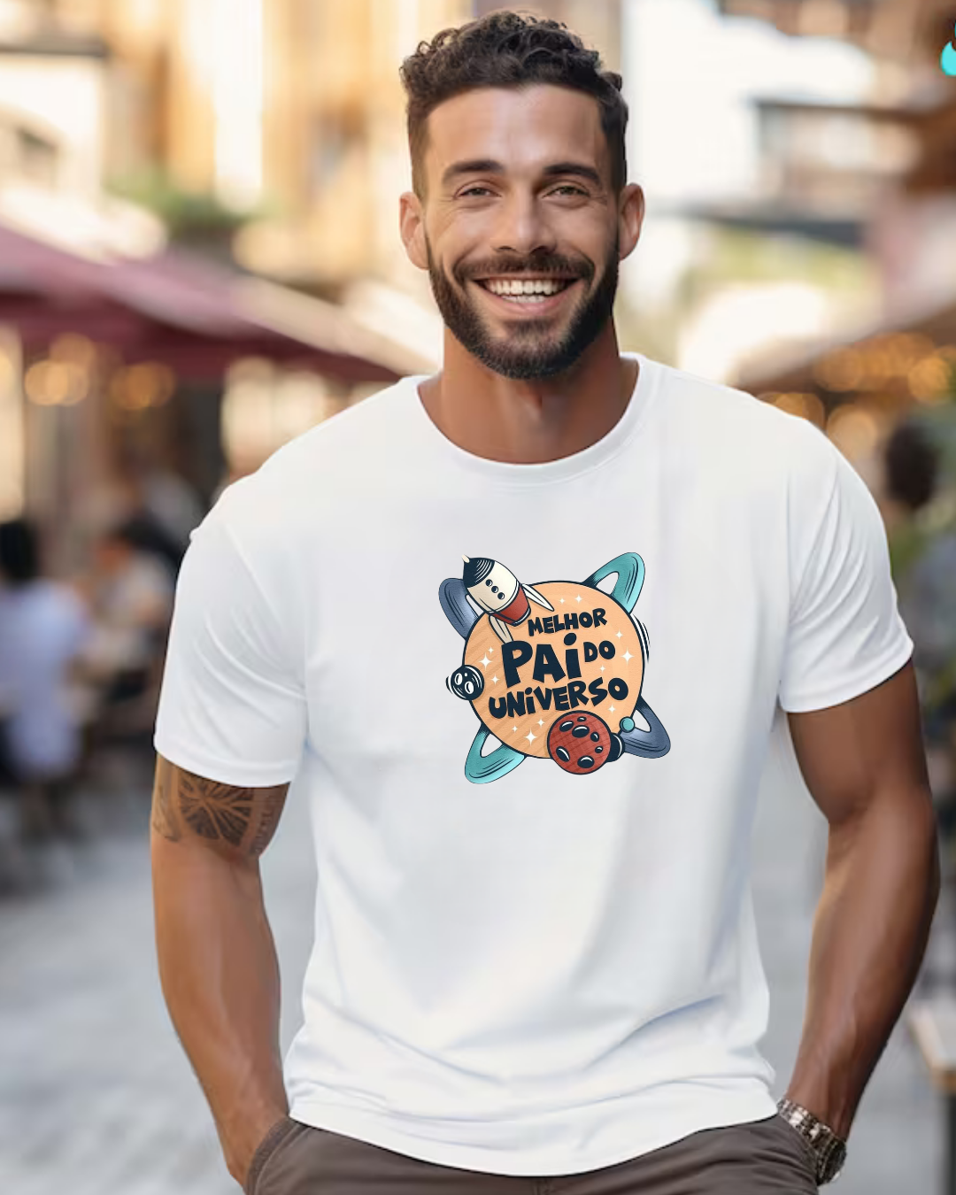 Homem sorridente com t-shirt branca estampada 'MELHOR PAI do UNIVERSO'