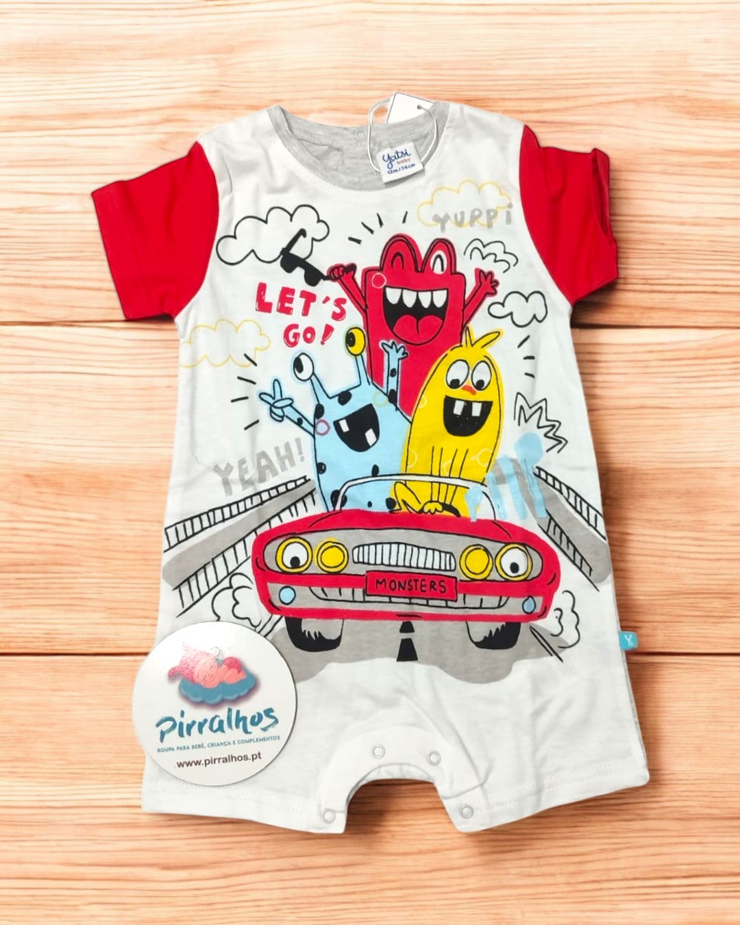 Macacão de bebé com monstros coloridos numa carrinha vermelha e mangas vermelhas
