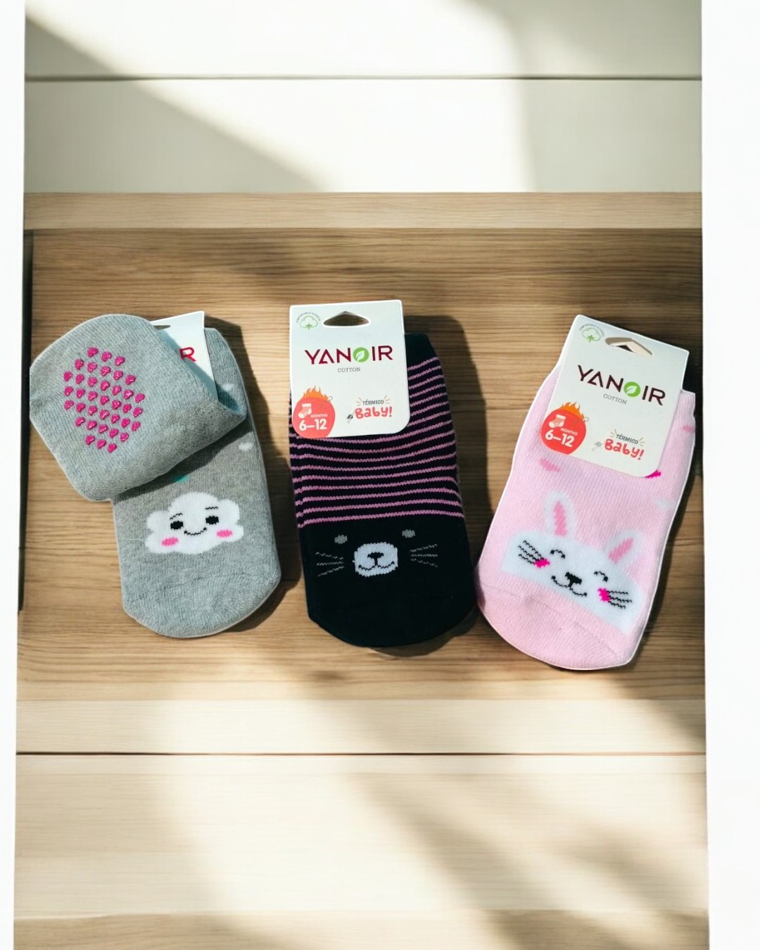 Meias de bebé Yanoir com padrões de nuvem, gato e coelho em cinza, roxo e rosa.