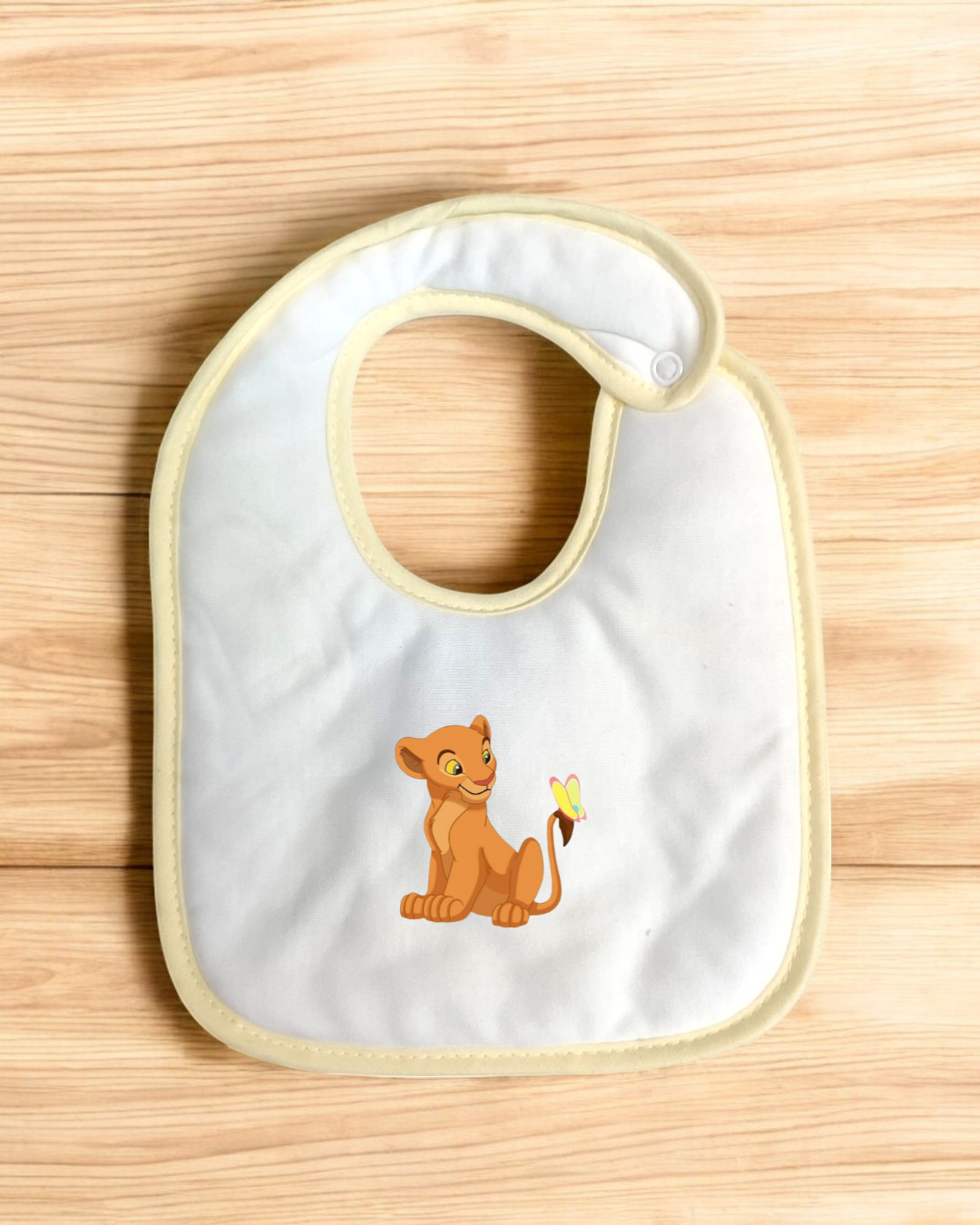 Babete branco com estampa de leão e borboleta
