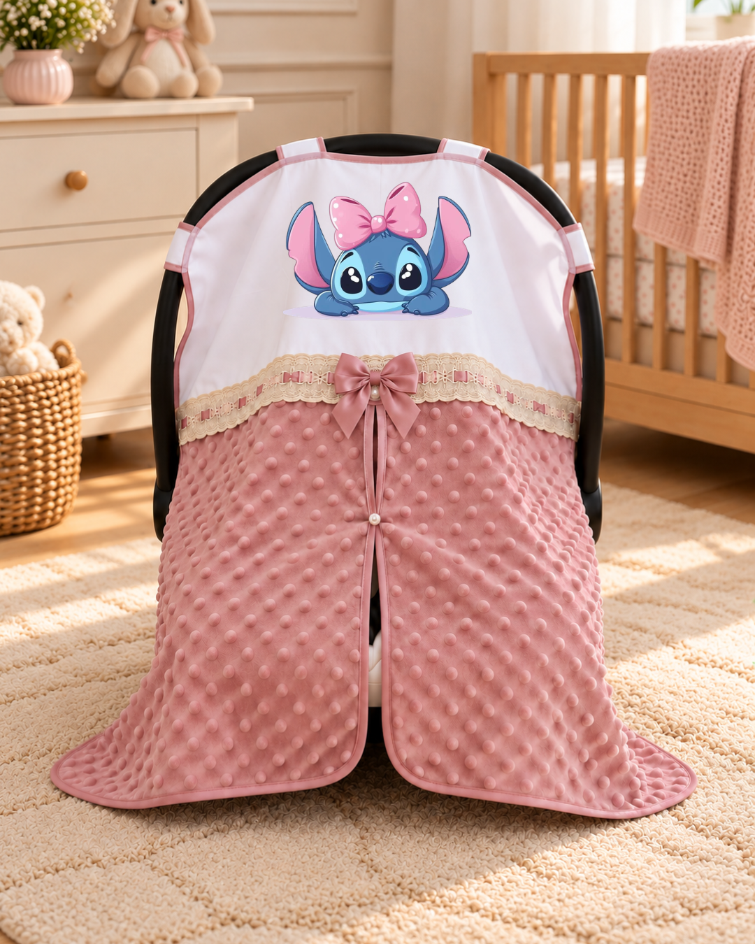 Capa para carrinho de bebé branca e rosa com laço e desenho de personagem azul com laço