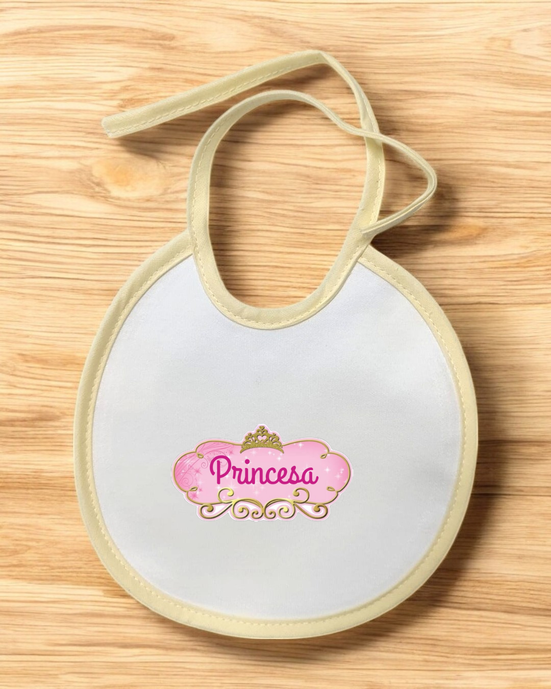 Babete branco com bordas bege com texto Princesa e design decorativo cor-de-rosa com coroa dourada