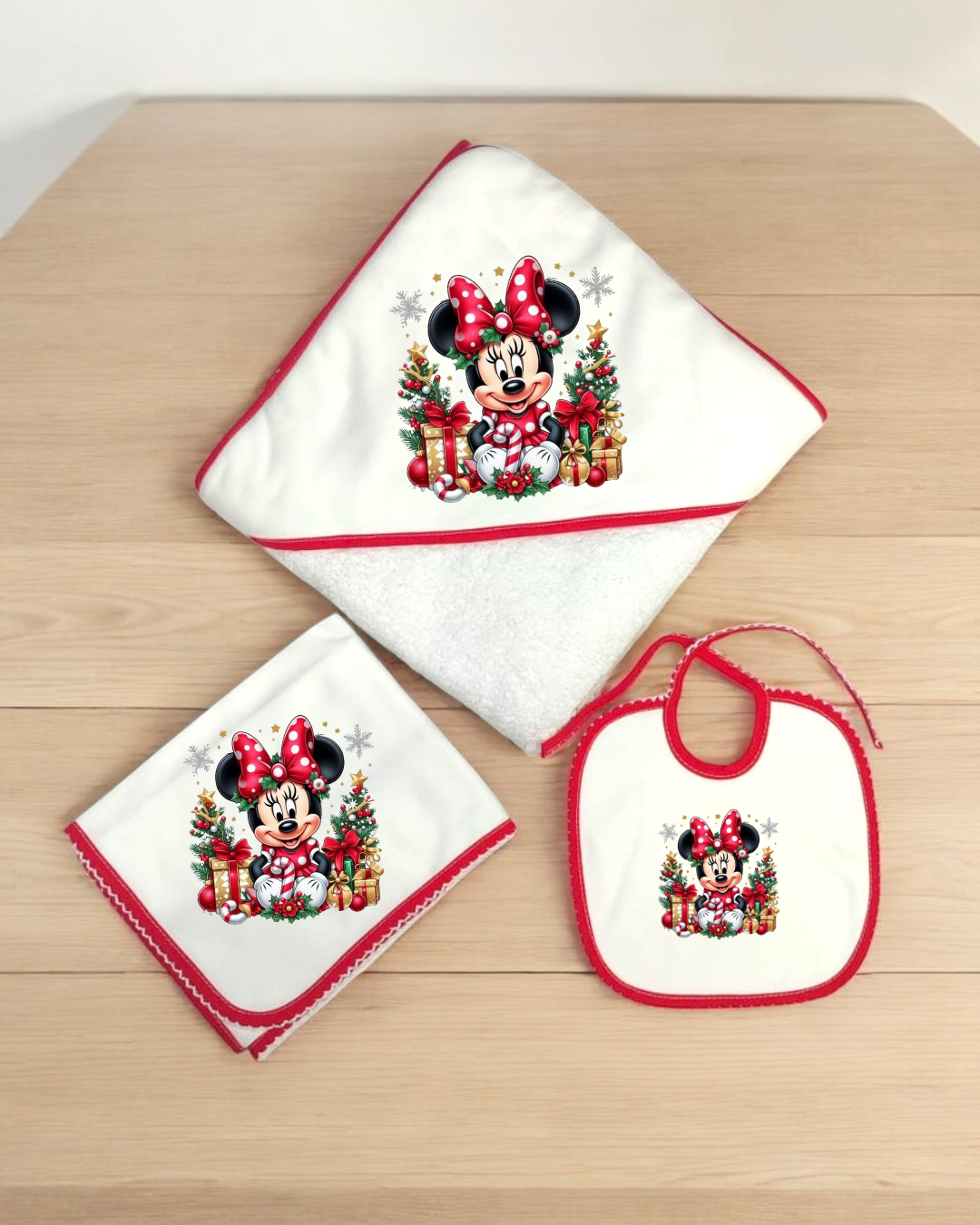 Conjunto de toalha, fralda e babete branca com Minnie natalícia e bordas vermelhas