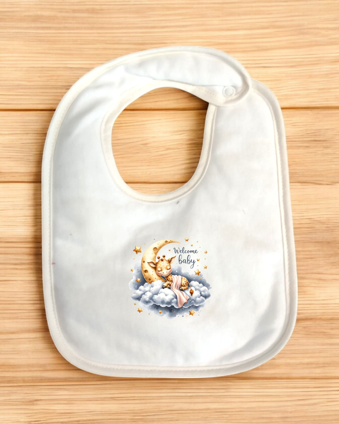 Babete branco com estampa de raposa bebé a dormir na lua e texto Welcome baby