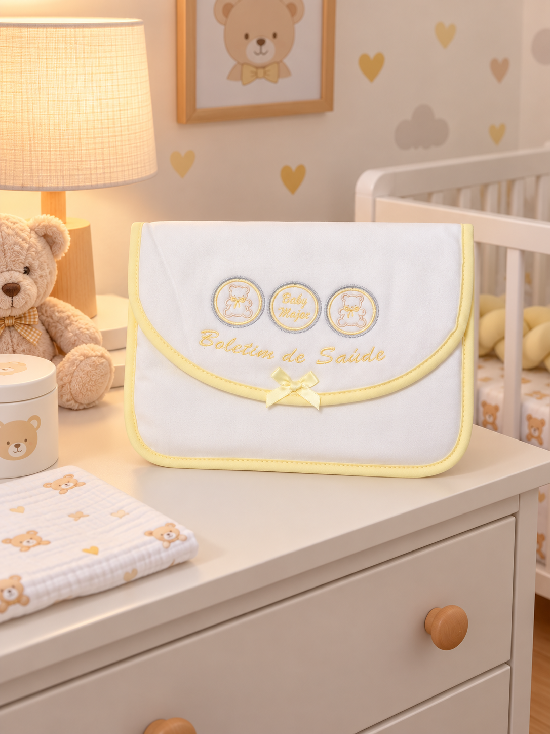 Bolsa branca e amarela com ursinhos e texto Boletim de Saúde em quarto de bebé