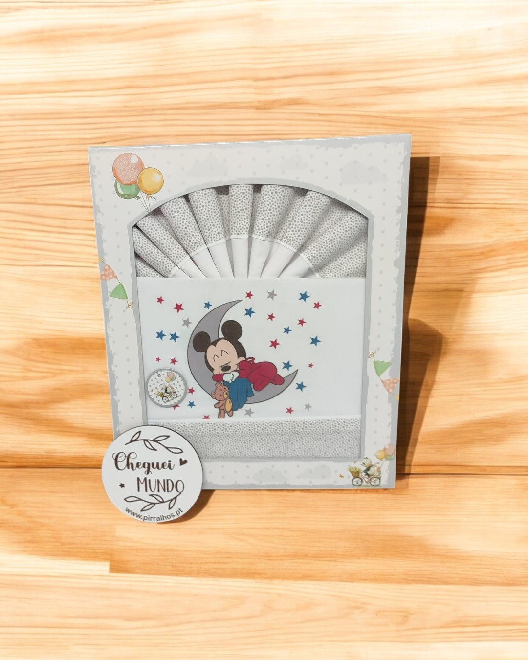 Conjunto de paninhos de boca com imagem do Mickey Mouse e texto Cheguei ao MUNDO