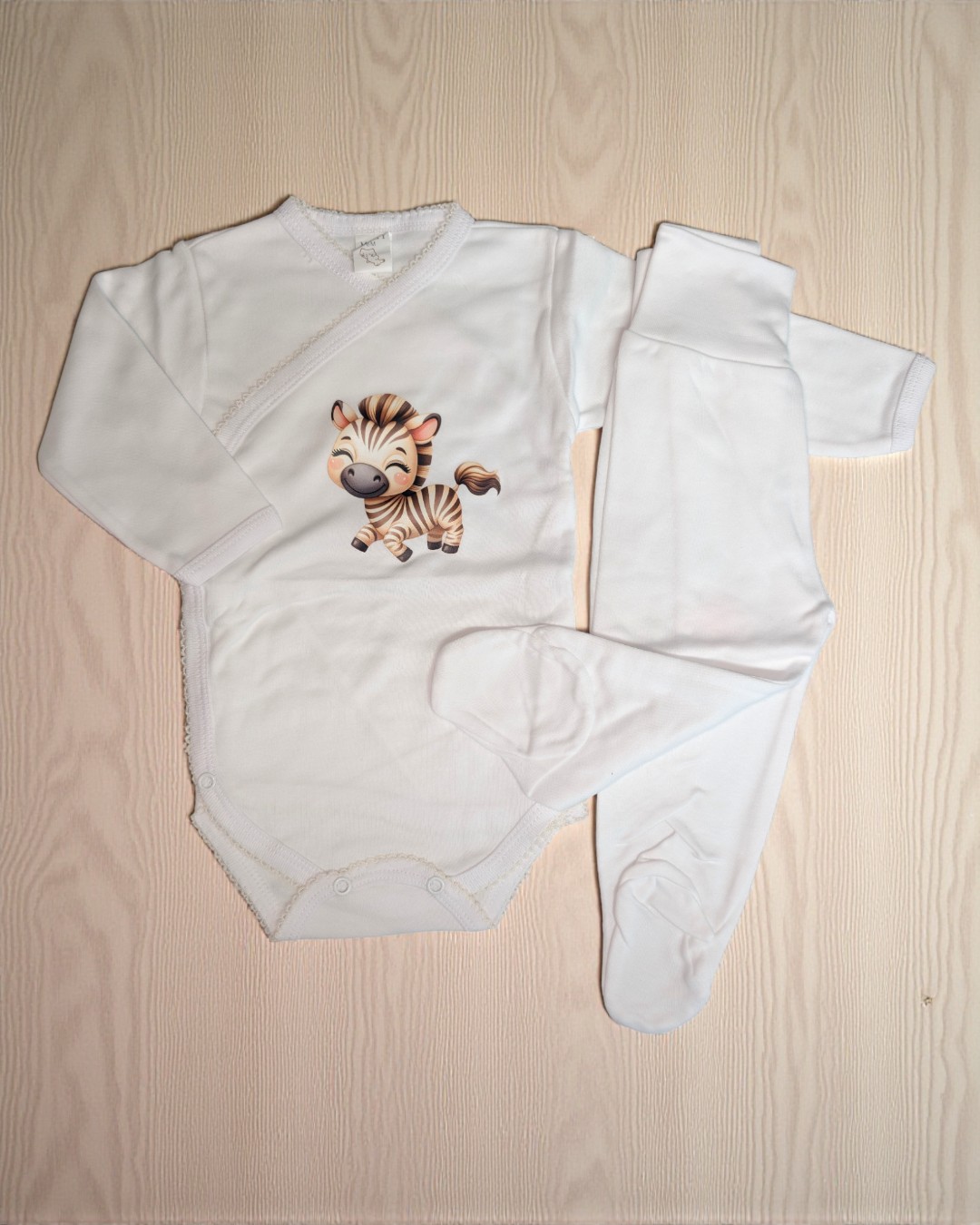 Conjunto de bebé branco com body e calças, body com zebra colorida