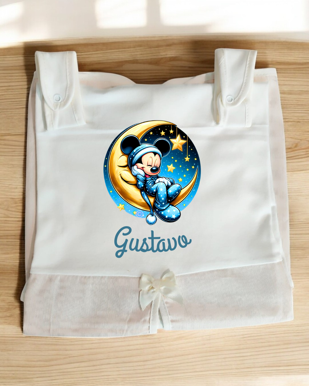 Manta branca com estampa de Mickey Mouse e nome Gustavo