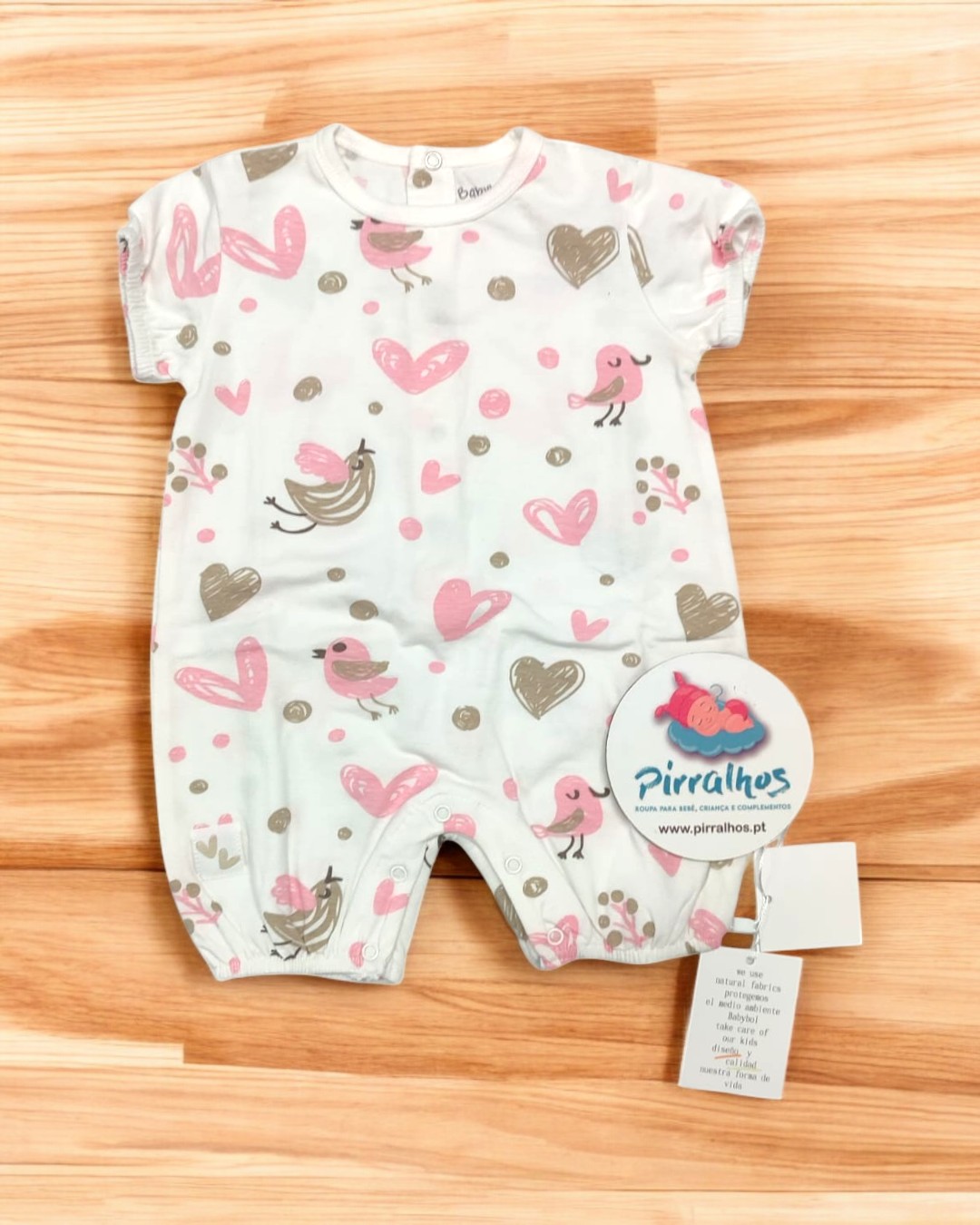 Macacão de bebé branco com corações e pássaros cor de rosa e castanho