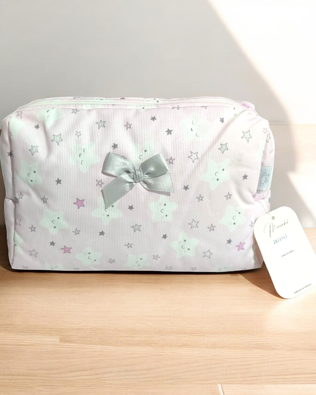 Necessaire rosa claro com estrelas, nuvens e laço prateado