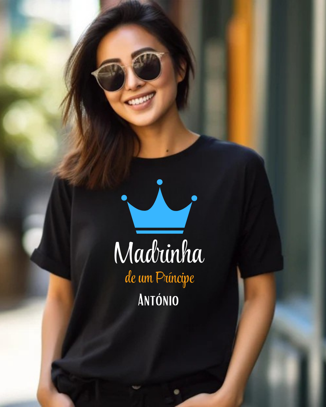 Mulher usando t-shirt preta com estampa de coroa azul e textos brancos e amarelos