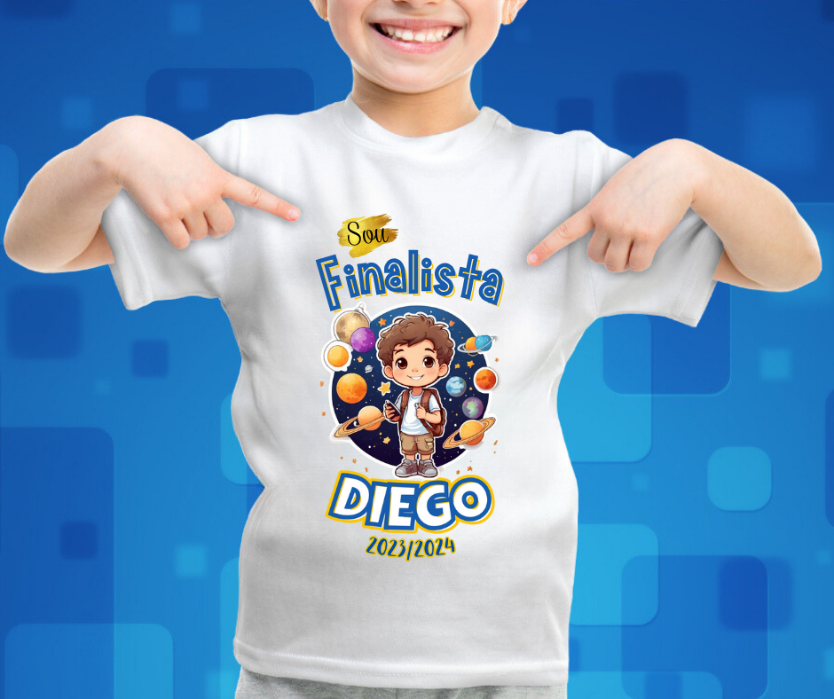 Camisola branca com estampa colorida e texto 'Sou Finalista DIEGO 2023/2024'
