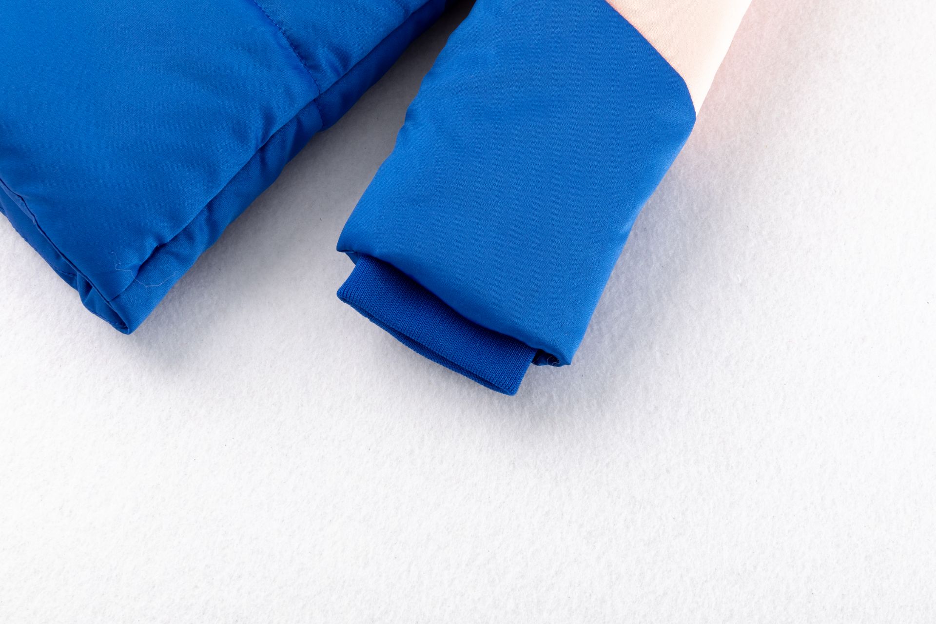 Manga azul de casaco acolchoado com punho elástico