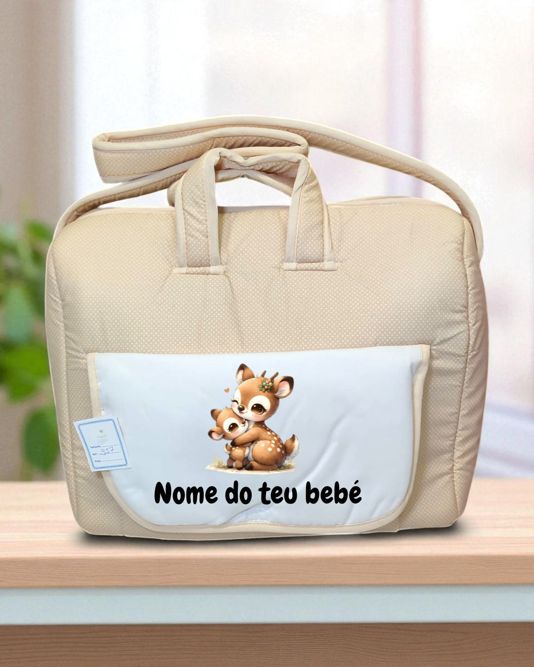 Mala bege para bebé com bolso branco e desenho de veados e texto