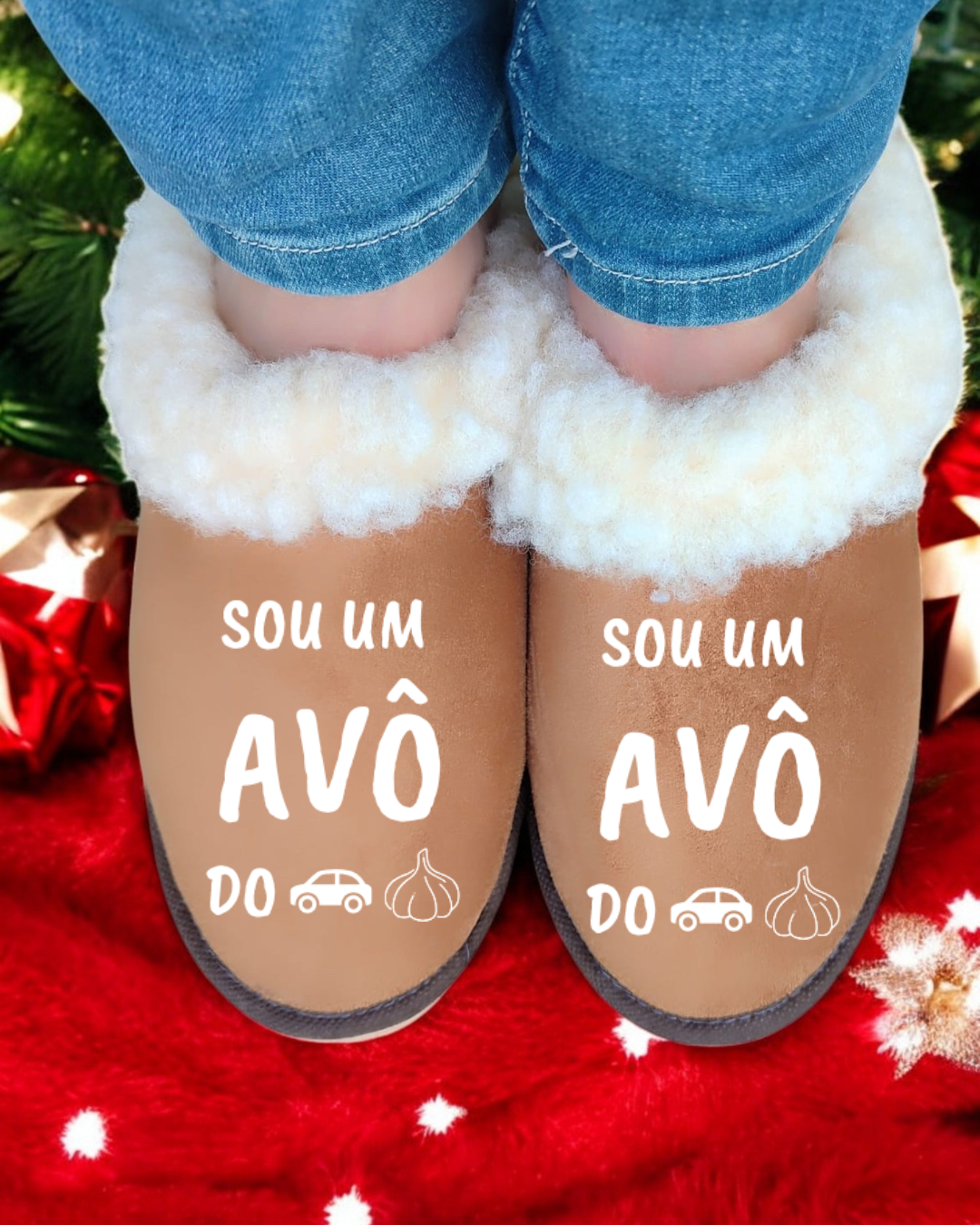 Chinelos castanhos com pelo branco e texto em branco sobre fundo natalino